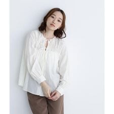 ナチュラルビューティーベーシック(NATURAL BEAUTY BASIC)のリボンギャザーブラウス