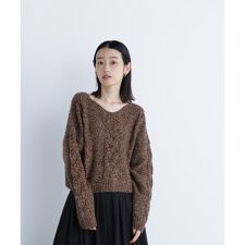 Vネックケーブルニット