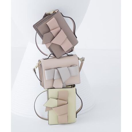 [^ԁF0175290100]oCJ[̃{E{tbvɂAl킢tOgP[XłB}`肠nhobÔ悤ɍו܂ōHvꂽfUCłBJ[h^]Ƌ؁AKȂǂt@Xi[|PbgtBL[Ot|PbǵA}`ƌ݂肠̂ŎԂƂ̌܂Ƃ߂ē܂Bwʂɂ́AICJ[hȂǂ[܂܃^b`o|PbgtB܂Atbṽgbvɂ͒ZƃiXJt̃XgbvtĂ̂ŁAobOCłobO`[ƂĂ劈􂵂Ă܂BƃX}[gtHłǂւłoł܂zf[V[ỸMtgɂ߂łBf̒p摜̏ꍇA̓ɂAۂ̐FƈقȂČ邱Ƃ܂BF́AiP̂̉摜QƂB