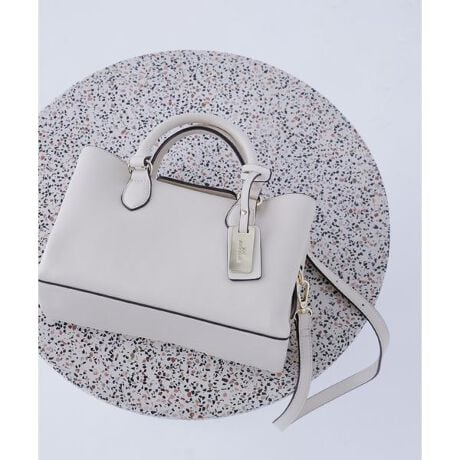 [^ԁF0176182101]NBBŒԃfUC̃{Xg^obOłB{fB̑Oɔzꂽӂ݂̂邠|PbǵAgbṽ}Olbgŏ_炩JdlB̓t@Xi[ł̂ŁÃmSłB^b`̗ǂZ~}bgȃtFCNU[̎NBB̃^v[g|CgB|łV_[XgbvtłBf̒p摜̏ꍇA̓ɂAۂ̐FƈقȂČ邱Ƃ܂BF́AiAbv̉摜QƂ