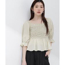〈a／mie〉シャーリングペプラムブラウス