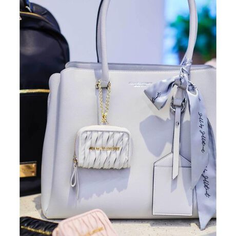 [^ԁF1256181047]D]ɂǉYISVP(X^btƋfUC)V[YBProduce a new mee[}ɐVł̊ɂāA炵肰ȂAbvf[głACeƂēWJĂ܂BJILL by JILL STUART̑lfBȃXJ[ttg[gobOByAg̗ǂAVт낪|Cg̃fUCłBt@Xi[d؂ɂ3[Xy[XAA4t@C[łTCYƏ炵tHBvłBnhDJɁASVPV[Ỹ`[(X܏iԍ125-5199015E125-5199016)ƍ킹̂߂łBBeƖ̊֌WɂAFČꍇ܂B܂p\REX}[gtHȂǂ̊ɂA኱iƉ摜̃J[قȂꍇ܂B\߂Bi̐F́AiPi摜QƉBi摜̓Tv̂߁AFTCY̎dlɕύXꍇ܂̂ŁA\߂B