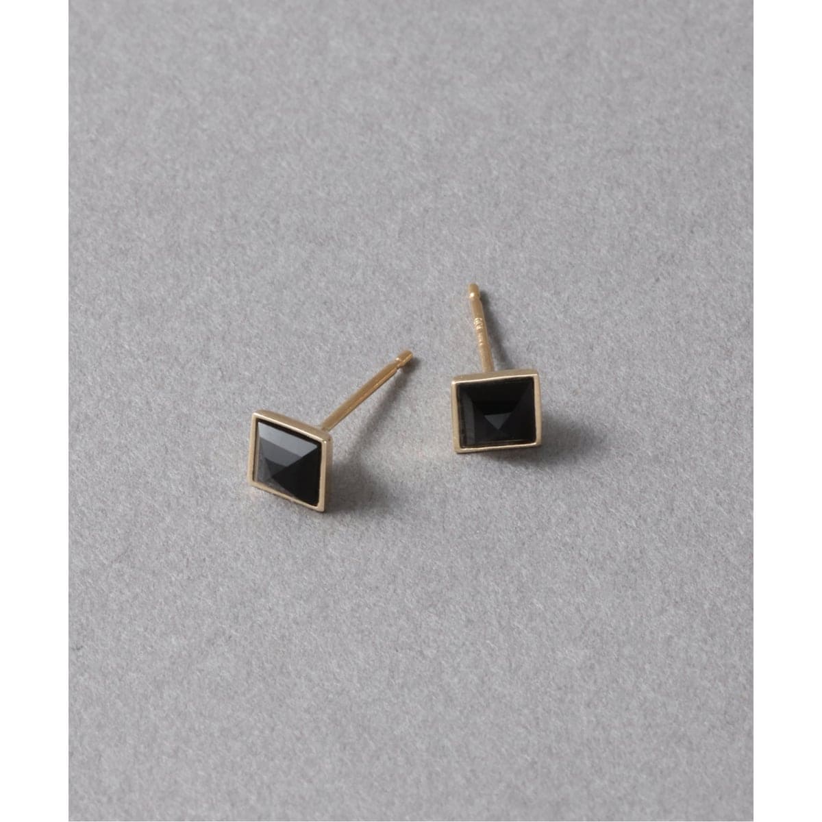 オニキスピラミッドモチーフ4mmピアス K10（両耳） | リラバイスピック