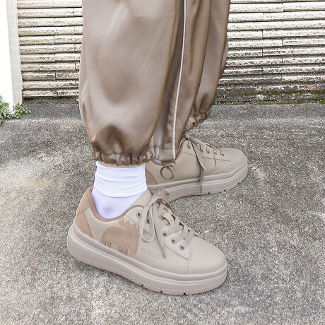 Ob^[ZNgmoz Y [JbgXj[J[moz̐lCȒԃXj[J[BXEF[f̃uhmožXj[J[łBVFAJ[Lx12FWJTChɂmoz̑傫wWJ̃byڂ䂭fUCBCjOƍ킹J[œꊴAȐFgŃVvȃR[gXj[J[ɂCȂvXB~Ɠ͂ƂG̃bVnŏɂÂӂNbVŁAKȗSnłBƂ[fUCł肪\tgɁAƃObv܂BC̓NbVɗDꂽEVAfނgpB̃fUCŃghvfAmoẑ킢炵Xj[J[łBmoz̃Sj[AɔAYɂ胍SقȂ܂Bi摜́A̓p\RȂǂ̎gpɂAۂ̐FƈقȂČꍇ܂B\߂B[^:93312561]