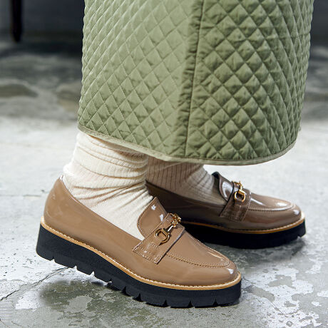 Ob^[ZNgBalacoire Jp rbg[t@[J̓łS4Ԗh@\A}ȓVωɂΉB킸220ǧyʐ݌v3.5cm̃vbgtH[\[ŁAԂ̕sKɃT|[gBGifނґȌ򊴂AR[fN̐ꂽۂɊiグĂ܂BubNGiEJEVo[EAC{[4FWJŁAǂȃX^Cɂ킹₷AI[V[Y􂷂閜\ACeBiƃX^CbV˔Aꑫ͎ĂDG[t@[łBẙzC^r[zĩTCYF24.0cm/TCYF24.0cm/XgbLOpŎTCY̓sb^łB̃\bNXȂAȂłB߂̃\bNXȂATCY傫ڂ悳łBGiɃrbgfăJbRCCƎv܂BShł͂܂̂łӂBi摜́A̓p\RȂǂ̎gpɂAۂ̐FƈقȂČꍇ܂B\߂B[^:9772530]