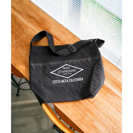 [^ԁF11891124]ǂȃX^CɂƓށAVvȃbNXƗeʁBfC[gɂ҂ȁAy₩iCfނECOV_[obOłByfށz}bgȎ̃iCByfUCzŜ݂VvȃfUCŁAR[fBl[gI΂B̓}Olbg{^ŊJ₷A|Pbgtŏ̐ɂA4TCY܂[͂ŁAʋ΁EʊwEo܂ŕLΉB50mm̑߂̃V_[xgByikka|Cgz50mmƏ߂Ō|₷V_[xgBV_[xgɂ͕⋭˂5{Xeb`BA4yXeʃTCYB