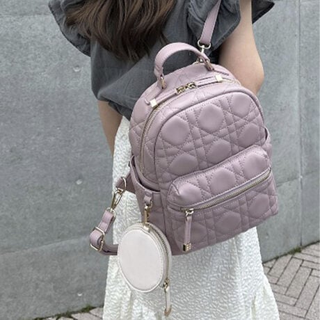 [^:MONI-1047]ՂƂ̊̂鑍LeBOl킢bNBO\ȃ~jEh|[`ZbgɂȂĂAbN{̂̒̓|[`Ƃ̃J[ɂȂĂ̂|CgłB|[`̓Cz⏬ȃRXނ[̂ɕ֗ȃTCY܂|[`Ă郊Oɂ͌ȂǂtATCh|Pbgɂ̂܂܂܂A莝̏ƂÃAWy݂܂BbN{̂̔wʃt@Xi[|Pbg͓Ɨ|PbgƂȂĂAw܂܂ƎozpXP[XȂǂ̎[ɕ֗łBA傫ȂTCYȂ̂ŃfC[g͂A󂯂Cxg◷s̎p̃obOƂĂ֗ɂg܂BOcTChI[v|Pbg~2Awʃt@Xi[|Pbg~1AwʃJ[h|Pbg~1@ct@Xi[|Pbg~1AI[v|Pbg~1DȀo͏iɂĈقȂ܂B\߂BĂ鏤i̎ʐ^ɂ܂ẮAg̊ij^[AuEUj̈ႢɂAF̌Ǝ኱قȂꍇ܂B\߂B