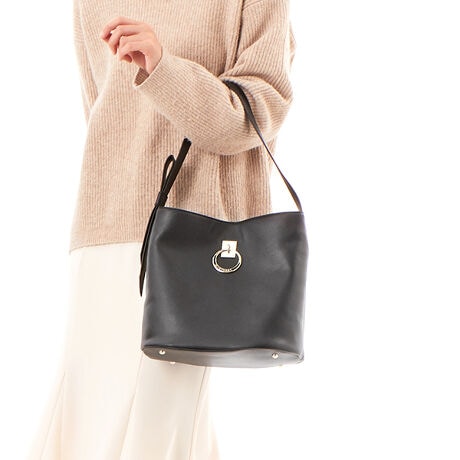 [^:JSLH5GS1]_JILL STUARTobORNVVo^肵}bg߂̑fނgpoPc^̃X^CbVȃobOV[YłBÔ悤ȑ傫ȃ`[thāAGKgȈۂoĂ܂B