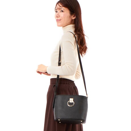 [^:JSLH5GS2]_JILL STUARTobORNVVo^肵}bg߂̑fނgpoPc^̃X^CbVȃobOV[YłBÔ悤ȑ傫ȃ`[thāAGKgȈۂoĂ܂B