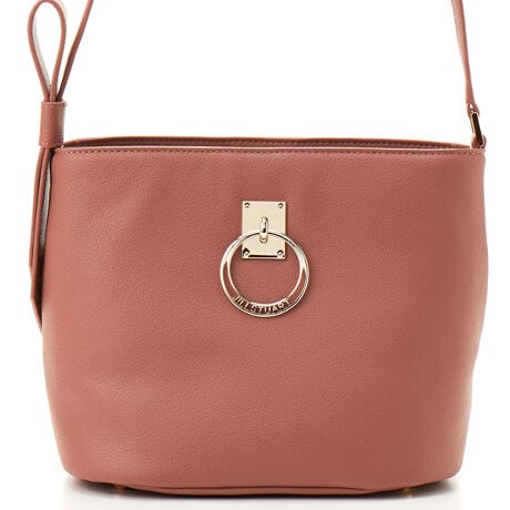 [^:JSLH5GS2]_JILL STUARTobORNVVo^肵}bg߂̑fނgpoPc^̃X^CbVȃobOV[YłBÔ悤ȑ傫ȃ`[thāAGKgȈۂoĂ܂B