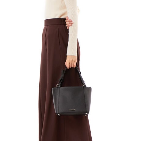 [^:JSLH5HH1]_JILL STUARTobORNVVo^V{fނgpBOX^̃nhobOBɂ̓AVg[̃{Ă܂BJ͑傫߂łAdlɂȂĂ̂ő؂Ȃ̂̓t@Xi[̒Ɏ߂܂B