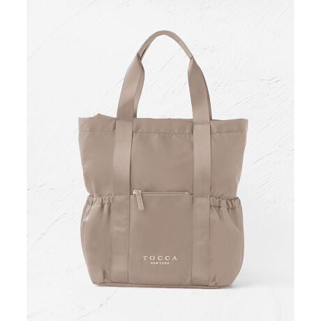 [^ԁFBOTZNM0614]VF133:x[Wn1oI-WEB-CASUAL COLLECTIONyTOCCAfr[JWAȁ@GOODS@COLLECTIONzRELAX&ROMANTICRZvg  TOCCA GIRL̓ɂӂ킵A֗ŃXgXt[̃XC[gȃACe͂ByWELLNESSzyTRAVELzyDAILYzV[C[WėsAWX|[cA}ĈofGɃAbvf[gĂyȃobOV[YȂǂ܂Bg[gobNpbN̂QWAYŎgA傫ڃTCỸobOBnh̗͌ǂŁAPC|Pbg͓ɃNbVfނCBxgɂĂ܂BɃybg{gTCh|PbgẢו悤z̃bV|PbgȂǁAEOɗlXȃ|Pbg[Ă܂Bnh̃OO{e[vACR̃NEhJȂǁATOCCAȂł͂̃fUCfBe[AJWAɂȂ肪ȃobNpbNق̂Â߂ɃAbvf[gBfC[ʋ΂͂A}U[YobOɂ߂̃ACełBPOUCH |[`iʔj́AobO̒[ł̂ł߂łBynJ[z005:ubNnA075:lCr[nA133:x[Wn1Fp[vsNJ[033:x[WnFx[WJ[yTCNfނɂāzÂȂƖԂiCn̐؂[ȂǂꂽTCNiCBΖw̏}AVR̕ۑGlM[yщʃKX̔roʂጸȂǁAۑSɔzꂽyʂϋv͂fނłBGRS(Global Recycled Standard)̔F؂lydlzE|PbgFt@Xi[2Atbg2APC1EO|PbgFMU[2At@Xi[1A}WbN1EETCNfށyΉĂTCYQlzEA4TCY(21~31cm)Ez(10cm~20cm)Eybg{gc/i500ml)