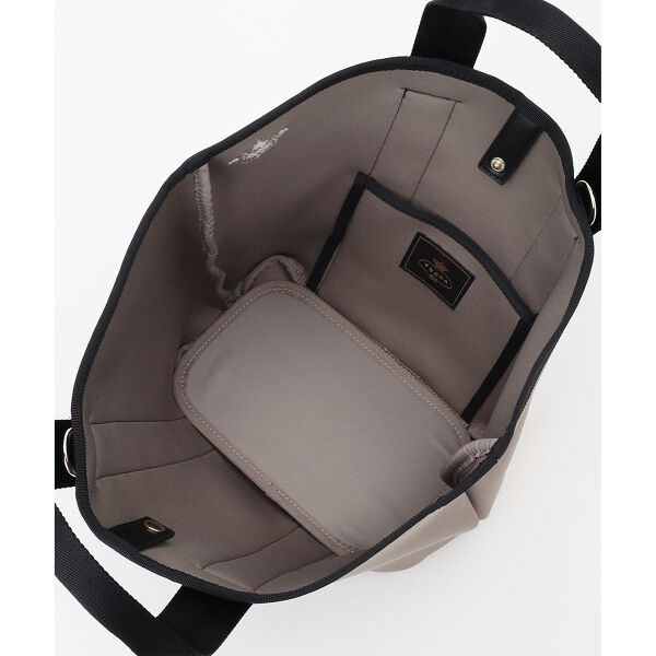 便利なオープンポケット付き