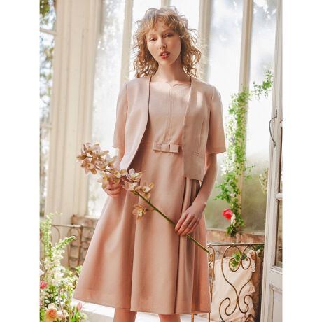 [^ԁFOPTOCM0471]2024 SPRING COLLECTIONBECOMING LADY rJ~O fB[̏íAƒŐ􂢂ł鏤iłB@fނ̌y₩ŃJbƂu₩ȁAt悩Ă̂Ɗ閳nhXBn[gVFCṽXNGA݂ŁAlbNXf݌fUCAXeb`gATOCCA炵tAVGbg|CgƂȂhXłBJ[WJAVɂȂɂfނł̂ŁAdȂǑ̕ɍDۂ^Ă̂|CgBňFʁLkFF