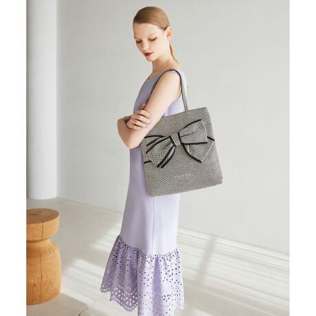 [^ԁFOPTOGM0920]2025 SPRING COLLECTIONWANDERING SURF _[OT[t̏íAƒŐ􂢂ł鏤iłBƂyfނŁAXgƂVGbglۂăhXBɑ_ɑ@ׂȎhJ{TOCCA炵tF~jvXĂ܂B猩ĂX^Cǂ悤ɏ炵Ă▭ACł肵܂BĈgɐgCAIȔ}[ChC[WAGKgłȂȃfUC̃hXłByfށzŴ\ʊƓKxȃhCfނłB̂₷sOɂȂɂDꂽ\fނłBy@\zL@\fނgpĂ܂BňFʁLkFF