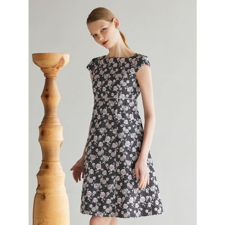 [^ԁFOPTOGM0500]2025 SPRING COLLECTIONBLUE RHAPSODY u[v\fB[̏íAƒŐ􂢂ł鏤iłB701izCgnjJ[̓IthbgA705iubNnjJ[̓ubN`FbN̂ꂼJ[ɂĈقȂ鉺nɁAPF̂ԂhJhXłBׂȎhJՂ肢邱ƂŁAD낳Ɖ؂₩˔fUCɎdグ܂B`͒ǂAĈƂVGbgɂȂĂ܂BJ[̃CnCEGXg؂ւŁẪCE킸X^CYɌ悤ɂ܂ByfށzFƂɑfނ̓قȂ܂B701J[̃Ithbg̓fVfނgpĂ̂ŁA_炩i`ȕBDGŏiȕ͋C̔fނłB705J[̃ubN`FbN͒ǂnŁAƊfނłBy@\zL@\fނgpĂ܂BňFLkFF