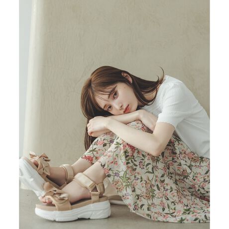 [^ԁFSKTOGA0040]2025 PRE FALL COLLECTIONCHARM FIELD `[ tB[h̏íAƒŐ􂢂ł鏤iłBu@ɂꂽvƂ}eBbNȃe[}ŕ`ꂽvgXJ[gB\̂VtHɃvg{AƂĂyfނłB^bNƃMU[ՂƂāAƗhVGbgƂĂ؂₩BEGXg͌둤SɂȂĂA₷WXgtBbgȒSnɎdグ܂BG߂̓Jbg\[ɍ킹āAG߂̓jbgɂ킹ĂƁA1NʂĂ܂BƓfނ̃hX܂ByfށzƏiȃ͂́Ay₩ŃGA[ȑfށBVɂȂɂA₷̂ŁÂȒPłBy@\zL@\fނgpĂ܂BňFLkFF