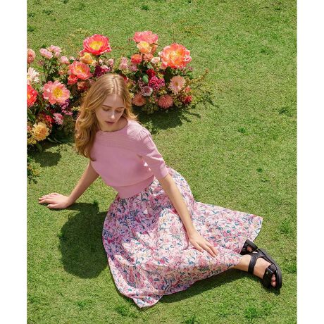 [^ԁFSKTOGA0040]2025 PRE FALL COLLECTIONCHARM FIELD `[ tB[h̏íAƒŐ􂢂ł鏤iłBu@ɂꂽvƂ}eBbNȃe[}ŕ`ꂽvgXJ[gB\̂VtHɃvg{AƂĂyfނłB^bNƃMU[ՂƂāAƗhVGbgƂĂ؂₩BEGXg͌둤SɂȂĂA₷WXgtBbgȒSnɎdグ܂BG߂̓Jbg\[ɍ킹āAG߂̓jbgɂ킹ĂƁA1NʂĂ܂BƓfނ̃hX܂ByfށzƏiȃ͂́Ay₩ŃGA[ȑfށBVɂȂɂA₷̂ŁÂȒPłBy@\zL@\fނgpĂ܂BňFLkFF