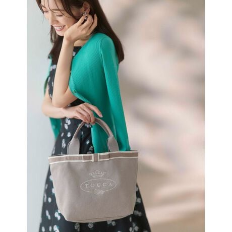 [^ԁFBOTZGW0090]2025 FALL WINTER COLLECTIONTOCCAےOO{⃍ShJg[ǵAlC̃obOEFAA[JCuRNVCXpCAꂽfUCBgvĈ悤ȃ{`[toCJ[̃fBe[ȂǁATOCCA炵tF~jőlȕ\ɂ܂B傫߂g₷TCY̓ybg{gⒷz̎[OKB`CXFɂāAfC[ʋ΂Ȃǂ܂܂ȃV[֗ŃJtɍʂĂ܂BuJvے郊{`[tɂ́A؂Ȑlւ̑ził悤ɂƂ̃bZ[W߂Ă܂BƂ߂^ԃACeŖSn悭nbs[ɃAbvf[gĂ݂ĉBydlzE|PbgF1yΉĂTCYQlzEzi10~20cm)Eybg{gc/i500ml)