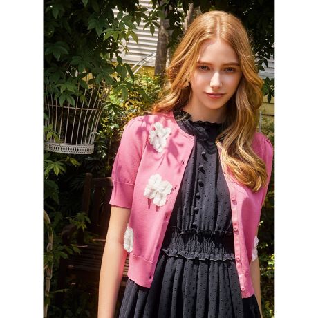 [^ԁFKRTOGA0030]2025 PRE FALL COLLECTIONFLOWER POP t[|bv̏íAƒŐ􂢂ł鏤iłBVtHfނŁAЂƂЂƂƂł肵Ԃ̃`[t炵J[fBKłBOƂ߂ăgbvXƂĂAVvȃhXɍ킹ăR[fBl[g̃|CgɂĂAtF~ȕ͋CɂĂ܂By₩ȑfނ̂ӂƂALbƂEGXgARpNgȃTCYŃX^CAbvĂ܂Byfށz_炩GǂAȂ₩Ŋ炩ȎłBiȌ򊴂AJWAɂꂢ߂ɂ킹₷fށB^ꂵɂ₷łBňFʁLkFF