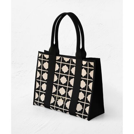 [^ԁFBOTZGW0094]2025 FALL WINTER COLLECTIONACR`[t̃{EN[o[_ȕŕ\jbgobOBGĂ݂Ȃ悤ȁA݊̂长ŕ҂ݏグjbgfނ𐶂AVvȃtHŃfUCĂ܂BGKg闎ubNEx[WJ[gpĂ̂ŃV[Y킸gACeBꖇdĂȂ̂Ɏ邵ƂŁAɂ邾ŃNXȂ܂foĂ܂BX^COɃvXƃm[uȃANZgɂȂAJWAꂢڃR[fBl[gɂDłBydlzE|PbgF1yΉĂTCYzEA4Ήi΂߂ƑΉE21~31cmjEzi10~20cmjEybg{gc/i500mlj