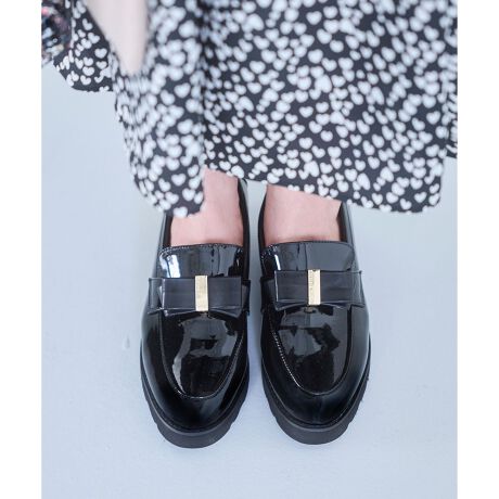 [^ԁFSETZGW0190]2025 FALL WINTER COLLECTION̊̂_u{ANZgɂȂgh̃[t@[V[YBx[X̑fނɂ̓GiEoCJ[A^bNȃVo[`CXB㕔ɂ{̓S̃^fBe[𗘂ANXłق̂tF~jȃfUCɎdグĂ܂ByĈ芴ƃX^CAbṽ\[gpAXJ[g͂pcX^CƂDBʋ΂͂AfC[̃JWAȃX^CONAbvĂAlۂꂢڂȖ\ACełBRۖhLV[gĂ܂BETCYF35-22.536-2337-23.538-2439-24.5Eq[F4cm