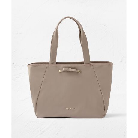 [^ԁFBOTZGW0192]2025 FALL WINTER COLLECTIONق̂tF~jłꂢVvȃiCg[ǵA}`肠A4Ɠ[́B{fB[͂ƂĂyA͓Vt@Xi[tĂ̂ŏނ؂ȉו̎[SłBwɂ̓}OzbN|PbgAX}zpXP[X̏oꂪXgXt[BR[g𒅂Ɋ|₷nh̍ɂĂ܂Btgɂ́uJvے鏬ڂ̃{`[t肰ȂčvXBʋ΁Eʊw̃X^CONXAbvāAANeBuɊ􂷂鏗̐SƂ܂ʂĂACełByΉẮzEA4Ήi21~31cmjFZEzi10~20cm)FZEybg{gc/i500ml)FZydlzE|PbgF2iI[vEWbvjEO|PbgF1i}Olbgߋj