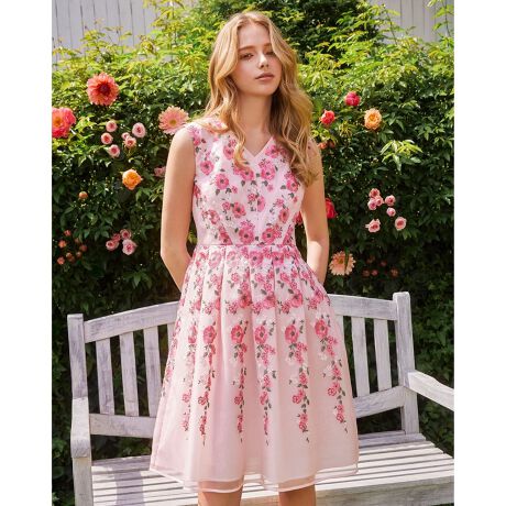 [^ԁFOPTOGA0010]2025 PRE FALL COLLECTIONFRAGRANCE OF ROSE tOX Iu [Y̏íAƒŐ􂢂ł鏤iłB}񂮂L΂AKN`[tɂA藧悤ȉ؂₩ȎhJhXłBg̓oCXɁAXJ[g̓XgCvɂԂzu邱ƂɂāAؚX^CUPʂ܂B܂AVvȃVGbgɂ邱ƂɂāAhJ̃fUCőɔĂ܂BXJ[ǵA^bN[Ƃ邱ƂɂđlۂƂČ܂AƂӂƉ؂₩ȃ{[łđfGłByfށzI[KW[́AɔČynŁAłBiő@ׂȈۂ^܂B܂AKxȃnĂAhX̃VGbgۂ܂By@\zL@\fނgpĂ܂BňFʁLkFF