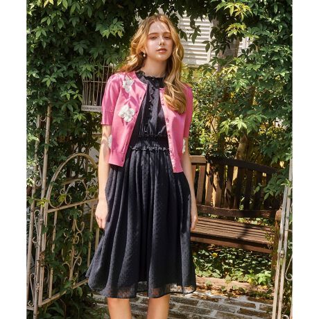 [^ԁFOPTOGA0060]2025 PRE FALL COLLECTIONSTEP IN PUDDLE Xebv C ph̏íAƒŐ􂢂ł鏤iłBȃhbg̃VtHWJ[hfނ̃hXłBƂĂŌy₩BVɂȂɂ@\IłBg̓RpNgȃTCYŁAG߂͏ォjbgHDċ݂`Ăm[uȈۂɂȂ܂Bfނ̓𐶂ăMU[gӂƊÂȃfUCBEGXg̓V[OȂ̂ŊyȒSnłBƊVbNȐFƃfUCŒʋ΂₨HȂǗlXȃV[ł܂Byfށz̃VtHW[[bgɏt̃hbgJbgŕ\fށBJbg̖ё\tgŉȈۂ^܂By@\zL@\fނgpĂ܂BňFʁLkF₠聙F