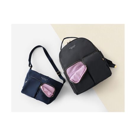 [^ԁFBOTZGW0672]2025 FALL WINTER COLLECTIONtgɂQ̃S[ht@Xi[|Pbg⃍SENE̎hJNXȃANZgɂȂobNpbŃA֗Ȏdl[Bw܂܂Ŏo\Ȕwʃ|PbgAp\R[łNbV̑傫ړ|PbgAꂽ̂ڂł킩郁bV^Cv̓|Pbg⃉x_[J[̗nȂǐE[͂GłB}`LeʂՂ̃CRp[gǵAgbvt@Xi[͑傫Jłĕ̏oXgXt[BL[z_[ȂǂtTChDJ֗ȃ|CgłBʋ΂fC[̂o֗ɍʂĂACéAsAEghAAוȃ}}obOɂ߂łByΉẮzEA4Ήi21~31cmjFZEzi10~20cmjFZEybg{gc/i500mljFZydlzE|PbgF4iNbVI[vEI[v~2EbVWbvjEO|PbgF5i\Wbv~2ETChI[v~2EwʃWbvjEO|PbgF2iI[v2j