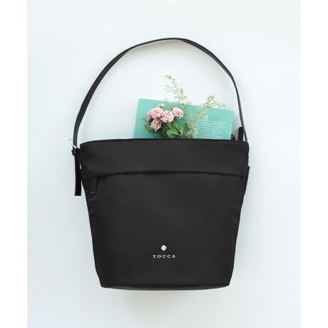 [^ԁFBOTZGW0091]2025 FALL WINTER COLLECTIONgh̃V_[^CṽobÓAVvȂtHɂfUCB{fB[̒ȉ~ɂāAڈȏ̎[͂AƂ₳܂ɎdグĂ܂Btgɂ̓t@Xi[|PbgAɂ͊Jyȃ}Olbg|Pbg𑕔Btgt@Xi[BfBe[́AӂƂtF~jȕ\vXĂ܂BɕSȂ߂̃XvbgU[V_[͒OKBobO̒̓sN̗ngpAוT₷lzĂ܂BƂق̂Â߂̃eCXg˔Az␅A܂肽ݎP[ły₩ȃobÓAʋ΂͂fC[ɂ҂Bɂ肰ȂЂƂ̂Ƃ߂𒍂ł܂ByΉẮzEzi10~20cm)FZEybg{gc/i500mljFZydlzE|PbgF2iWbvEI[vjEO|PbgF2iWbvE}Olbg^Cvj