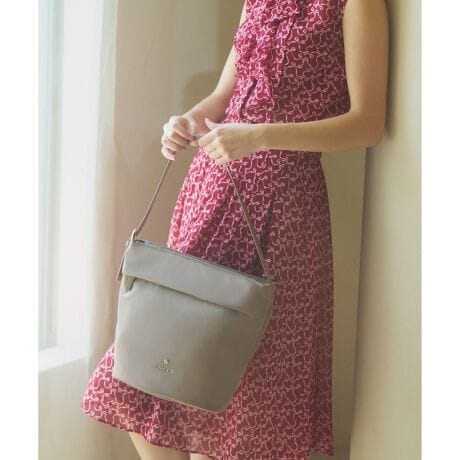 [^ԁFBOTZGW0091]2025 FALL WINTER COLLECTIONgh̃V_[^CṽobÓAVvȂtHɂfUCB{fB[̒ȉ~ɂāAڈȏ̎[͂AƂ₳܂ɎdグĂ܂Btgɂ̓t@Xi[|PbgAɂ͊Jyȃ}Olbg|Pbg𑕔Btgt@Xi[BfBe[́AӂƂtF~jȕ\vXĂ܂BɕSȂ߂̃XvbgU[V_[͒OKBobO̒̓sN̗ngpAוT₷lzĂ܂BƂق̂Â߂̃eCXg˔Az␅A܂肽ݎP[ły₩ȃobÓAʋ΂͂fC[ɂ҂Bɂ肰ȂЂƂ̂Ƃ߂𒍂ł܂ByΉẮzEzi10~20cm)FZEybg{gc/i500mljFZydlzE|PbgF2iWbvEI[vjEO|PbgF2iWbvE}Olbg^Cvj