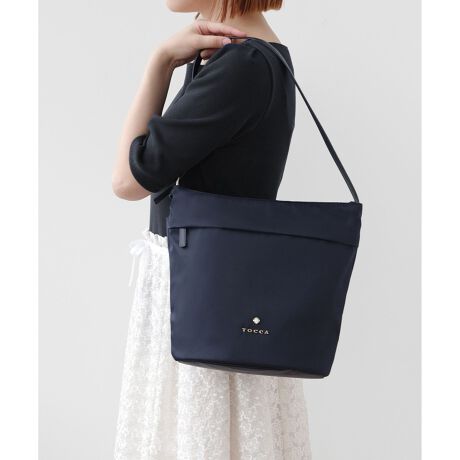 [^ԁFBOTZGW0091]2025 FALL WINTER COLLECTIONgh̃V_[^CṽobÓAVvȂtHɂfUCB{fB[̒ȉ~ɂāAڈȏ̎[͂AƂ₳܂ɎdグĂ܂Btgɂ̓t@Xi[|PbgAɂ͊Jyȃ}Olbg|Pbg𑕔Btgt@Xi[BfBe[́AӂƂtF~jȕ\vXĂ܂BɕSȂ߂̃XvbgU[V_[͒OKBobO̒̓sN̗ngpAוT₷lzĂ܂BƂق̂Â߂̃eCXg˔Az␅A܂肽ݎP[ły₩ȃobÓAʋ΂͂fC[ɂ҂Bɂ肰ȂЂƂ̂Ƃ߂𒍂ł܂ByΉẮzEzi10~20cm)FZEybg{gc/i500mljFZydlzE|PbgF2iWbvEI[vjEO|PbgF2iWbvE}Olbg^Cvj