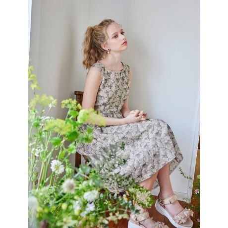 [^ԁFOPTOGA0110]2025 PRE FALL COLLECTIONCHAMBRAY GARDEN Vu[ K[f̏íAƒŐ􂢂ł鏤iłBFɂ̃_K[fނɁA`̃CXĝ悤ȂԂ̎hJ~l߂hJhXB߂̃XNGAlbNłƂ݂܂ƁAƂĂyƂ|CgB߂̈ʒuŃEGXgʒuݒ肵AX^CAbv܂BXJ[gɁAMU[Ղ邱ƂŉȈۂɎdグĂ܂BfC[͂̂ƁAANZT[łH܂ŁALV[ł܂ByfށzVcȂǂ̃JWAȃACeɂ߂AŌyAG肪ǂ_K[fށB܂Afj̉ŝFłBy@\zL@\fނgpĂ܂BňFʁLkFF