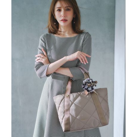 [^ԁFBOTZGW0391]2025 FALL WINTER COLLECTION_ȃ_C̃LgobO͂ƂĂyċ@\[B}`肠A4⏑ނ₷TCYB{fB[͒ȓœVt@Xi[tĂ̂ŁAPCȂǑ؂Ȃ̂ی삵ĂĎ^тSłB̗m𒅂Ă̗ǂnh̒ɂĂ܂Btg̃S̃^ANZgAm[uȕ͋C̒ɂЂƂ̉؂₩vXBʋ΂fC[̂oKɍʂĂACełByΉẮzEA4Ήi21~31cmjFZEzi10~20cmjFZEybg{gc/i500mljFZydlzE|PbgF3iI[v~2EWbvjEO|PbgF1iI[vj