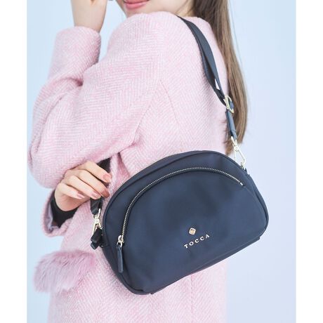 [^ԁFBOTZGW0392]2025 FALL WINTER COLLECTIONn[t[ǂNX{fB[obÓAƂD܂̃tH́Bقǌyă}`肠ACRp[ggɂ͒zꌩڈȏ̎[͂łBtgɂ͑傫Jt@Xi[|PbgvXBRpNgȂו𐮗ĒT₷Ȃ悤zĂ܂Btg̃N[o[ES^NXȃfBe[ق̂tF~jȃANZgB炵Ɖi̔ےƂA×Ă`[tCXpCAꂽfUCAfC[V[Y팩Ȃ܂ɃAbvf[gĂ܂ByΉẮzEzi10~20cm)F̂݁ZEybg{gi500ml)FZydlzE|PbgF2(I[vEWbv)EO|PbgFWbv^Cv1i̒ɃI[v|PbgLj