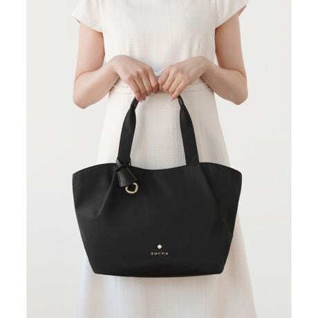 [^ԁFBOTZGW0393]2025 FALL WINTER COLLECTIONԂɂڂ݂JƂpv킹Aӂ肵tHiCg[gB̃AEgC`_炩ȃJ[uD\foAtg̃N[o[ES^nhɂN[o[L[ONXȃANZgɂȂĂ܂BA4֗ȃTCYŁA|₷߂̃nhAVt@Xi[Ȃǎg₷dlĂ܂Bʋ΂fC[V[ꂢڂɃAbvf[gĂACełByΉẮzEA4Ήi21~31cmjFZEzi10~20cm)FZEybg{gc/i500ml)FZydlzE|PbgF2(I[vEWbv)