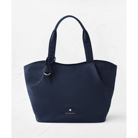 [^ԁFBOTZGW0393]2025 FALL WINTER COLLECTIONԂɂڂ݂JƂpv킹Aӂ肵tHiCg[gB̃AEgC`_炩ȃJ[uD\foAtg̃N[o[ES^nhɂN[o[L[ONXȃANZgɂȂĂ܂BA4֗ȃTCYŁA|₷߂̃nhAVt@Xi[Ȃǎg₷dlĂ܂Bʋ΂fC[V[ꂢڂɃAbvf[gĂACełByΉẮzEA4Ήi21~31cmjFZEzi10~20cm)FZEybg{gc/i500ml)FZydlzE|PbgF2(I[vEWbv)