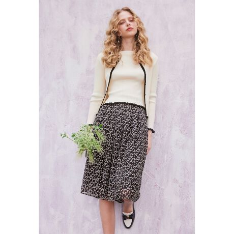 [^ԁFSKTOGA0210]2025 FALL COLLECTIONRIBBON AND RIBBON {Ah{̏íAƒŐ􂢂ł鏤iłB{`F[ɘA˂Ċ􉽊w͗lɌAVѐSfUC̃vgXJ[głByă͂kɃvg{āAlۂ̒ɉ؂₩vXĂ܂BT߂ȃgpāAItBXȂǂ̂ƂV[ɂ₷1ɁBVbNȃvĝ߁A{bNX^bNłӂ肳ĉ؂₩ɂĂ܂Bfނ̃uEXɍ킹ăs[XɒAVvȃgbvXƂDłByfށz@ׂȓA̓IȃV{A؂₩ȃ˔\LȑfނłB̊pxɂĕ\ς܂By@\zL@\fނgpĂ܂BňFLkFF