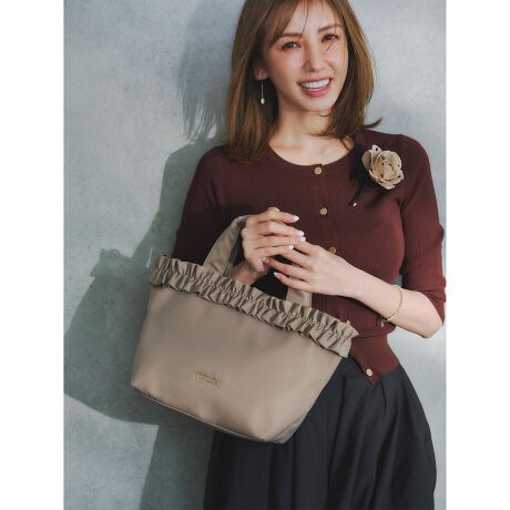 [^ԁFBOTZGW0194]2025 FALL WINTER COLLECTION{fB[̌ɂtق̂tF~jY팩iCg[gB}`肠Aڈȏɂ[́Bzybg{gȂǊyɏołTCYłBgbvt@Xi[Ă̂ő؂ȉו̎[SBwɂ̓I[v|PbgAX}zȂǂƏoꂷ̂ɕ֗łBV_[e[v͎OłāANX{fB[̃nYt[̂QWAYłg܂BǂȃX^CONAbvĂAI^ĈoV[JWAȃR[fBl[gɂ҂Bʋ΃obOƂĂ͂񂲗sfC[ɂ􂷂ACełByΉẮzEzi10~20cm)FZEybg{gi500ml)FZydlzE|PbgFWbv1EI[v1EO|PbgF}Olbgߋ1