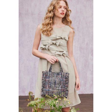 [^ԁFOPTOGA0220]2025 FALL COLLECTIONRIBBON KNOT DRESS {mbghX̏íAƒŐ􂢂ł鏤iłBƂĂyfC[V[ɂ߁AnfނŃ_ȃ{񂾃fUĈhXBlۂi`ACłA[߂̃^bNCɂȂ̌^Jo[Ă܂BANZT[q[V[YƃR[fBl[g邱ƂŁAƂp[eB[V[ł܂Byfށž`ADgDA݌v\ɂ藧̓IȌԂƍ邱ƂŒʋCAɁAzAvXĂɉKȑfނɎdグ܂BڂɂȈۂ^悤}bgȎ̃E[|GXegpAQ邱ƂŃhC^b`ȒSnɂȂ܂By@\zL@\AzAڐG⊴fނgpĂ܂BO80%ȏJbgfނgpĂ܂BňFʁLkFF