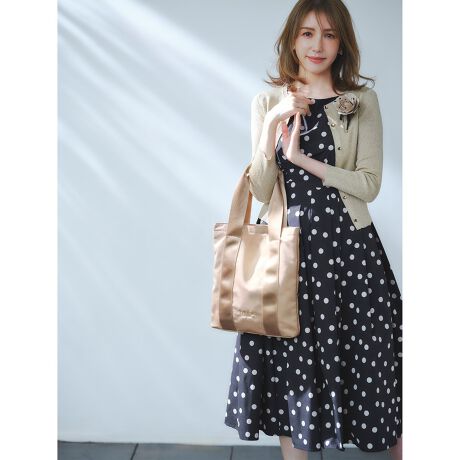 [^ԁFOPTOGW0340]2025 FALL COLLECTIONPOLKA RAIN |JC̏íAƒŐ􂢂ł鏤iłBTOCCA̒ԂŐlCȃfUCɁAhbgY~Jɗxh}eBbNȃOhXoBxɐDꂽ^CvC^[fނoAxɐ܂闧̊Ŏ䂫܂BT߂ȃt`X[u͓̘rYɌAEGXgʒuݒ肷邱ƂŁAX^CAbvfUCɎdグ܂B̃EGXgɂ̓SĂ邽߁ASnKBHD𒅂Ă1NʂĂ܂Byfށz_炩i`ȕ̃fVłBDGŏiȕ͋C̔fނƂȂĂ܂By@\zL@\fނgpĂ܂BňFʁLkFF