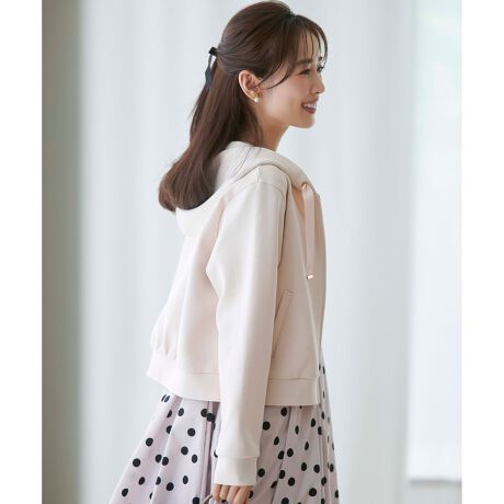 [^ԁFKKTOGW0300]2025 FALL COLLECTIONNICE HOLIDAY HOODIE iCX zf[ t[fB[̏íAƒŐ􂢂ł鏤iłBgh̃_{[fނł肵t[fB́A炩ŃnAJWAȃACeȂYȌ܂BZ߂̏ŃXJ[ghX킹ɂ҂ȏ䊴ƃS[hOOe[vȂǂ̃tF~jȕtgTOCCA炵vXĂ܂Byfށzc݂ƃ{[̂Ȃ̃Xgb`̃_{[fނłBȂ̃i`ȂLCȖږʂɎdグĂAlXȃV[ɂ߂̑fނłBňFLkFF