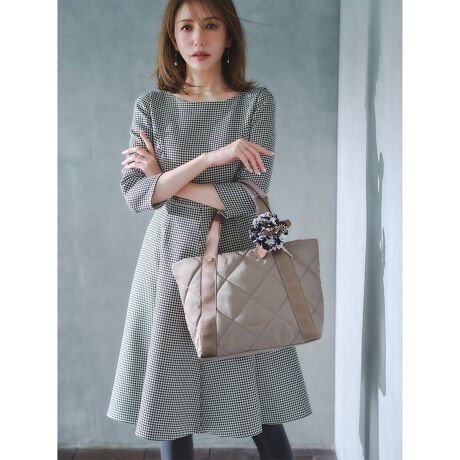 [^ԁFOPTOGW0420]2025 WINTER COLLECTIONSWEET TEA TIME HOUNDTOOTH XB[g eB[ ^C nhgD[X̏íAƒŐ􂢂ł鏤iłBTOCCA̒łlCւuSWEET TEA TIME DRESSvɐ璹o[WoB邾ŋCiƒm璹iqɁATOCCAȂł͂̃tBbgtÃVGbg|킹邱ƂŁAǂ_ŉȈۂɎdグ܂Bĝɂقǂ悭tBbg㔼gƁAɌėDɍLXJ[gCA炵āAǂ̊px猩ĂVGbgADۂ^ĂꒅB̐璹^Cv́A]SWEET TEA TIME DRESSɔׂĂ݂̂鐶ngpĂ邽߁A኱Ƃ̂TCYƂȂĂAH~V[YɂāAKɂ̂|CgBꖇŃGKgɒf邽߁AʂȂHIP[WV[ɂ͂AWPbgJ[fBK킹Ēʋ΃X^Cɂ߁BG߂̕ςڂɂ􂵂ĂA[h[uɉĂihXByfށzɂȂɂƊL[vłȒPBV[Yg₷fނłBy@\zL@\fނgpĂ܂BňFʁLkFF