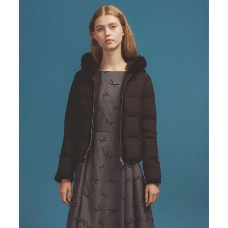 [^ԁFCMTOGW0115]2025 WINTER COLLECTIONHEART SHOT n[g Vbg̏íAƒŐ􂢂ł鏤iłBND]ĂATOCCAԂ̍׌VGbg͂̃V[g_EANAbvf[gēoBX^CvZꂽp^[ƒ悢{[ŁA~̑ɌȂꒅB݌ɏ㎿YtFCNt@[炢AwtF~jŐꂽ͋CɁBӂƏ_炩ȃt@[܂Dݍ݁A؂₩ƉvXĂ܂BN̓t@Xi[Wt@Xi[dlɃAbvf[gB̃t@Xi[Jł邽߁A₷łȂA{gXɍ킹ăVGbg̒łAX^CO̕L܂BtgEGXgɂ́ATOCCA炵xxbge[vS[h̋p[c炢AiȃANZgɁBוɂ܂łfBe[ANVbNŃGKgȈۂāAɂ͂Ȃʊo܂BhXXJ[gƑ̗ǂRpNgȏ䊴Ã_Ȇ傫Ȗ́Bʒu邱ƂŁARƋrʂ܂AŜ̃oX܂BXJ[gX^Cɂ͂AnCEGXg̃pcƍ킹n̂钅ȂɂœKBfނł肵Õ_E܂Byfށz_E͋C𑽂܂ނߒfMۉh\łB܂AyʂŃfC[ł̒p߂łKxȃnƌ^ꂵɂŔtHL[v܂By@\zL@\fނgpĂ܂BňFLkFF