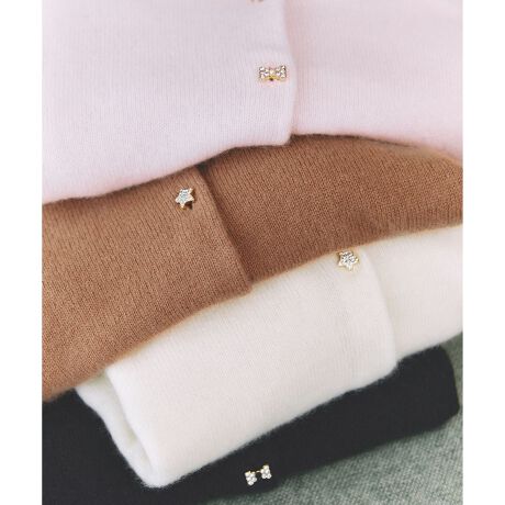 [^ԁFKRTOGA0400]2025 WINTER COLLECTIONCASHMERE JV~̏íAƒŐ􂢂ł鏤iłBN̕ɈꑱATOCCÃJV~J[fBKB炩Ƃ܂悤ȋC̗ǂG肪BJV~fނgpĂAɒڐGĂXgXȂɏ̒SnĂ܂BɁAƒłyɂł_|CgBN̐V͂ƂāA{Ɛ`[tɂIWĩrW[{^炢A肰Ȃ؂₩ƗVѐSvX܂BG߂̕ςڂ~̊܂ŁALV[Ŋ􂷂TOCCAȂł͂̃JV~J[fBḰAl̏ɂӂ킵㎿ƉK˔Ai̒ԃACełBfނł肵{܂Byfށz@ۂɍׂĂȂ₩B`N`NDSnłBC܂ލ\ōۉ܂Bi`ȃcAڂՂBVR@ۂ͐ÓdCȂA┯ɂDłB܂Aɂ̂ŉłKɉ߂܂BňFLkF₠聙F