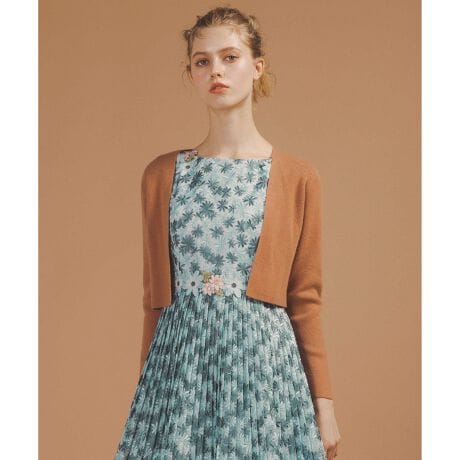 [^ԁFKRTOGA0405]2025 WINTER COLLECTIONCASHMERE JV~̏íAƒŐ􂢂ł鏤iłBND]ĂATOCCAԂ̃JV~{BԂłȂAhXɂ҂ȃJ[dĂ͂̓ʂȈꒅBJ[oG[VTOCCA炵L[gŏ炵FCibvWJBJV~fނ́A܂ŕݍ܂悤Ȋ炩ŏ_炩ȔG肪BɗDYȂAyĂA₦₷hXX^Č܂ƃJo[BtH[}ȃV[ɂӂ킵iȎŁA~łhXX^C߂AƉ؂₩𗼗܂BfUC̓hXɍRpNgŃV[g̃VGbgBEGXgʒuRƍ邽߁AX^CAbvʂQBhX̔VGbg𑹂Ȃ킸Ay₩ɉHD̂ŁAZj[p[eB[ɍœKłBfނł肵J[fBK܂Byfށz@ۂɍׂĂȂ₩B`N`NDSnłBC܂ލ\ōۉ܂Bi`ȃcAڂՂBVR@ۂ͐ÓdCȂA┯ɂDłB܂Aɂ̂ŉłKɉ߂܂BňFLkF₠聙F