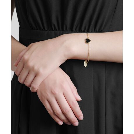 [^ԁFASTZLM0017]2026 SPRING SUMMER COLLECTIONG^[iȃn[g`[tɃG|LV悹Amg[J[Ń_ɎdグuXbgB\̓GbWɃS[h𗘂A\ʂƂɂȂ悤グăNXȎoĂāAo[Vułg܂B݂}ĔɂȂރXLWG[̂悤Ȑꂽ܂̃gbv́A傫悭؂₩ƒ₷DoXBꂢɃJbg̓@ׂȃ`F[iɋP܂BuSJāvƂւ̏jӖƂ邨̂悤ȃACeɂ́AǂȎSƂ߂ĂقƂ̑z߂Ă܂BICp̃bsOACe@bsOLbgiʗjpӂ܂B