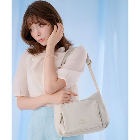 [^ԁFBOTZLM0012]2026 SPRING SUMMER COLLECTIONY팩ƕ֗Ȏ[V_[obOBtg̃t@Xi[|Pbg͂}`đ傫Jł̂ŁAX}zJ[hP[XȂǂ̏oꂪXgXt[B{fB[͂ƂDtHɂAtgɃN[o[⃍S̃^ANZgvXāAgɒɃJWAȂfUCɎdグĂ܂BV_[e[v͒̒Ō|΂ߊ|\Bgh̃n[t[^{fB[̃CRp[gg̓J[u`悤Ƀt@Xi[tĂāASn悭̂ɉ悤Ȍ`͂łBƂĂy悢傫Ȃ̂ŁAfC[ʋ΁EsȂǕLV[Ɋ􂷂邨߂̃ACełByΉẮzEz(10cm~20cm)F̂݁ZEybg{g(500ml)ydlzE|PbgF2iI[vEWbvjEO|PbgF1iWbvj