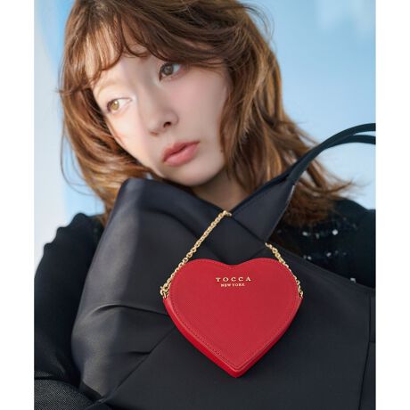 [^ԁFPVTZLM0003]2026 SPRING SUMMER COLLECTIONobOɕt邾ŃR[fBl[g̃ANZgɂȂAn[gtH̃`[|[`Bbv⃏CXCzEJ[h⏬KȂǁAƎo̐E[ɂƂĂ֗ŁA|PbgɎgACeB`F[⃍S̃^fBe[NXȃGbZXɂȂĂiȑlfUĆAobO`[ł͂ȂAfC[hXAbvƂ̃~jobOƂĂgp̂߂łBx[Xɂ͏ڗɂǍ^U[`CXBD݂X^COɍ킹ĂIтJtȃCibv͂łBEŌẪ`[t̂ЂƂƂAuvӖn[g`[tɂ́Aɂ邽тɐSɂƂ߂炷悤ɂƂ̃G^[iȃbZ[W߂ĂāAĝJƂĂ͂A蕨ƂĂ߂łB